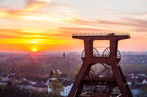 Der Förderturm der Zeche Zollverein in Essen bei Sonnenuntergang