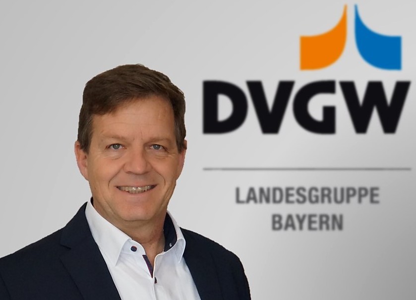 Kopfportrait von Udo Dehne vor dem Logo des DVGW und dem Signet der Landesgruppe Bayern