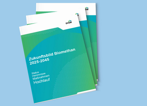 Drei farblich grün-blau gestaltete Cover der Broschüre fächerförmig übereinandergelegt