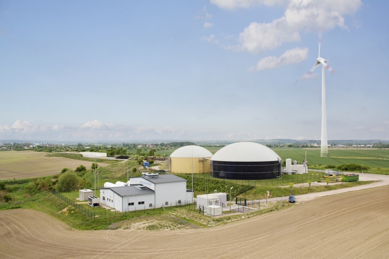 Windrad mit Power-to-Gas-Anlage und einer Wasserstoff-Einspeiseanlage im Vordergrund