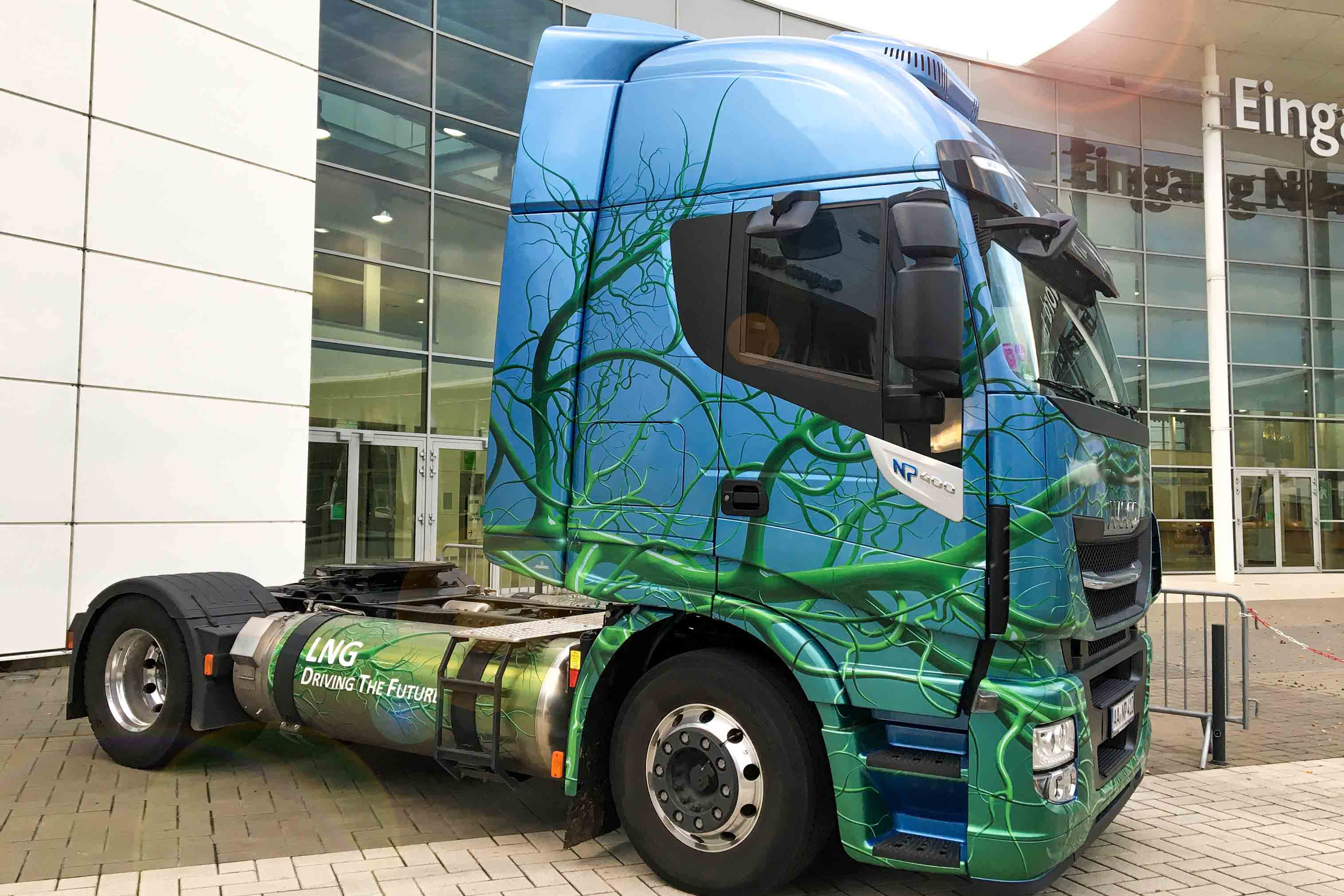 Der Iveco Stralis NP 400 kann sowohl CNG als auch LNG tanken.