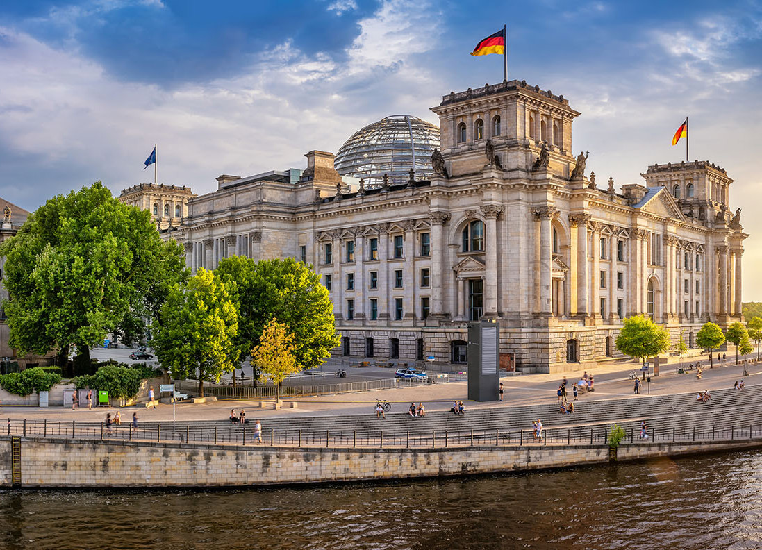 Blick über die Spree auf das Reichtstagsgebäude im Abendlicht
