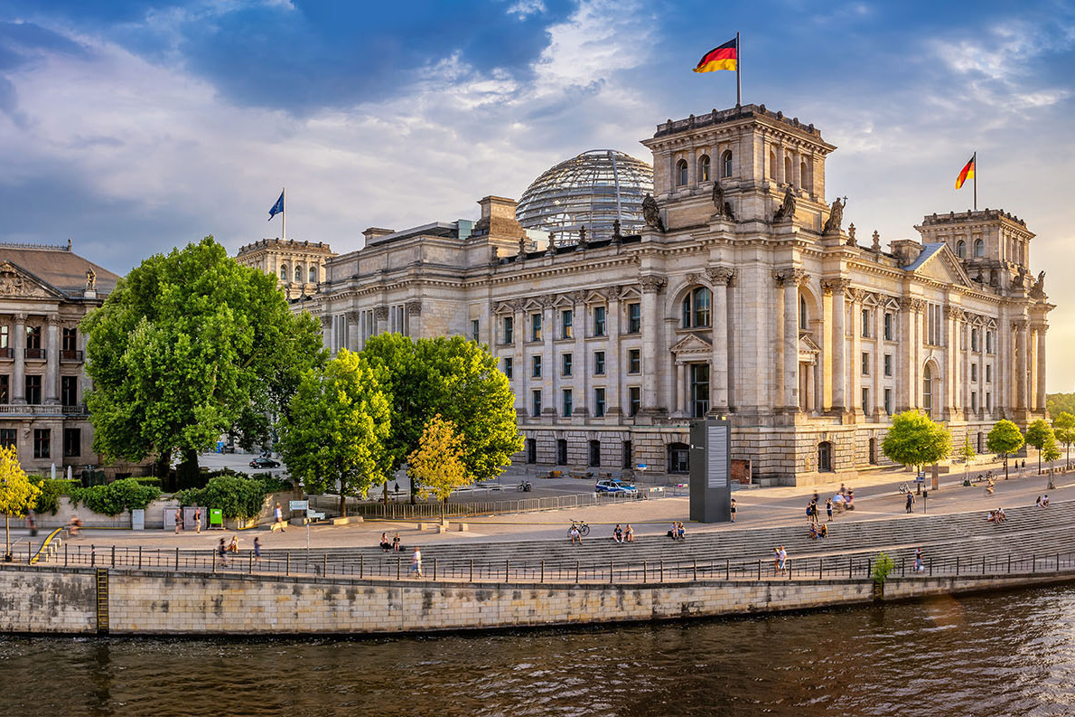 Blick über die Spree auf das Reichtstagsgebäude im Abendlicht