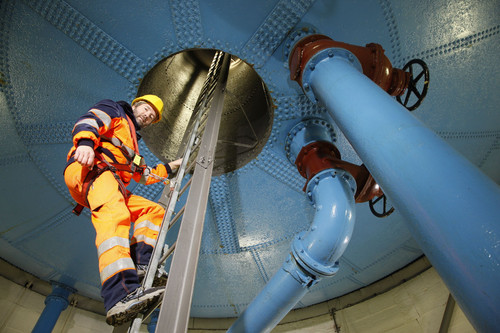 Person in Schutzkleidung in einem Wasserwerk