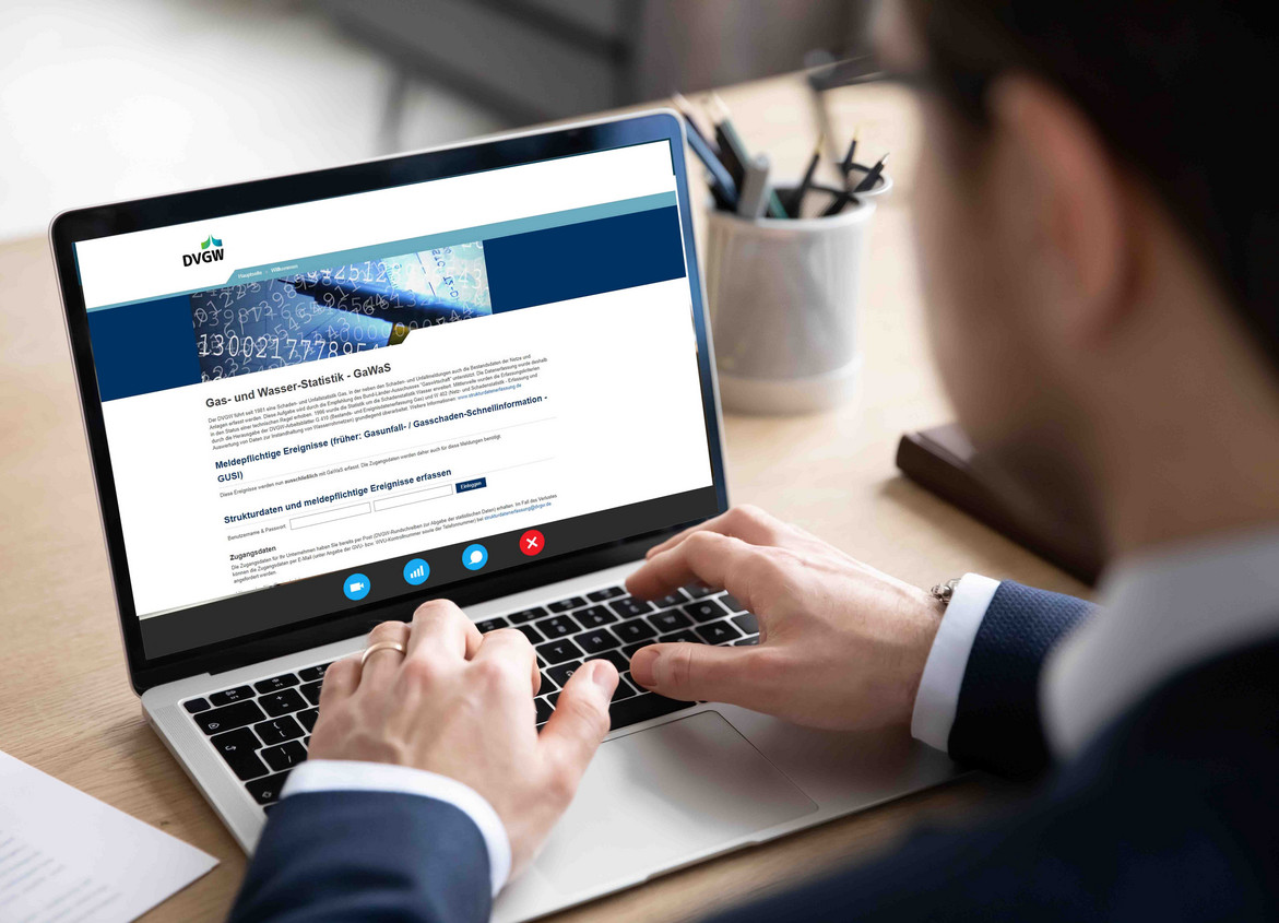 Ein Mann gibt Daten auf einer Webseite des DVGW ein.