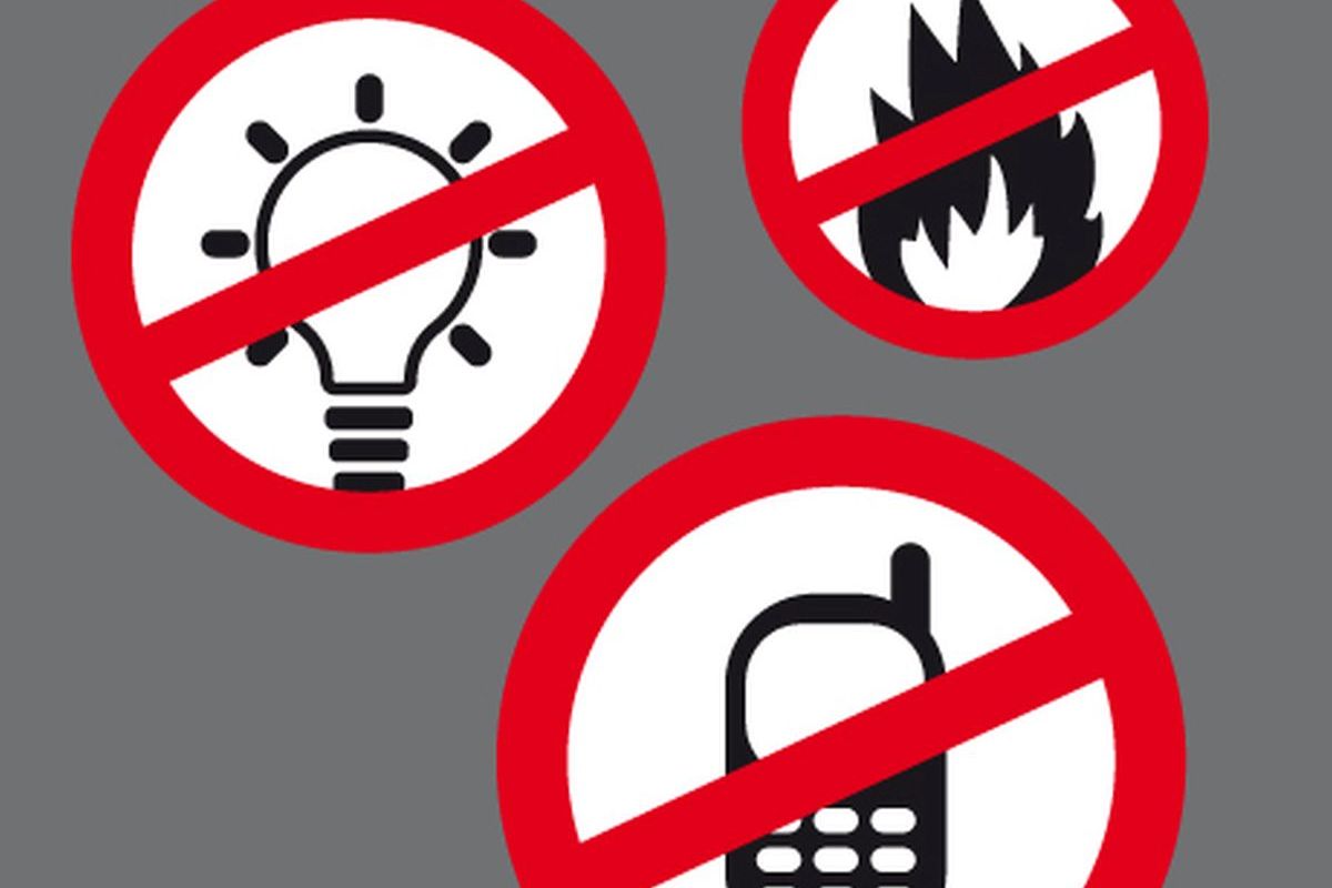 Verbotsschilder - Piktogramme von Handy, Glühbirne und offenem Feuer - alle durchgestrichen