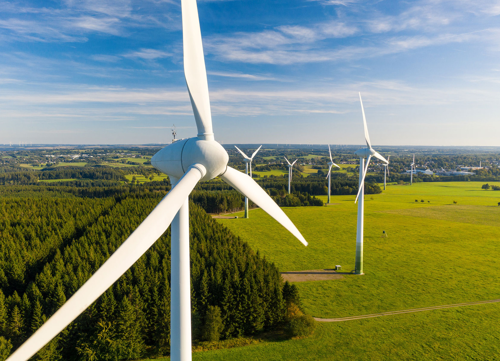 Windräder in einer Naturlandschaft Windräder in einer Naturlandschaft