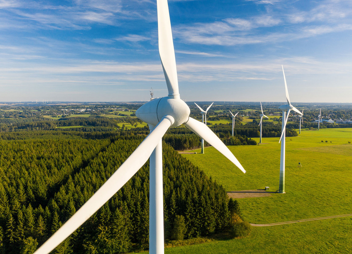 Windräder in einer Naturlandschaft