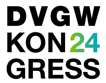 Quadratisches Logo mit drei Zeilen Text in schwarzen Buchstaben und blau-grünen Zahlen. Erste Zeile: DVGW, zweite Zeile: Kon24, dritte Zeile: gress