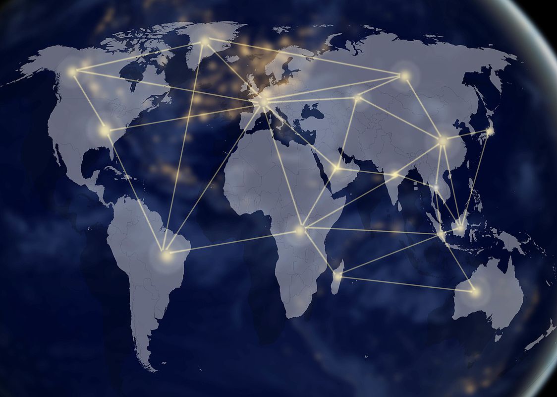 Symbolbild: Globus bei Nacht, auf dem Linien zwischen allen Kontinenten gezogen sind