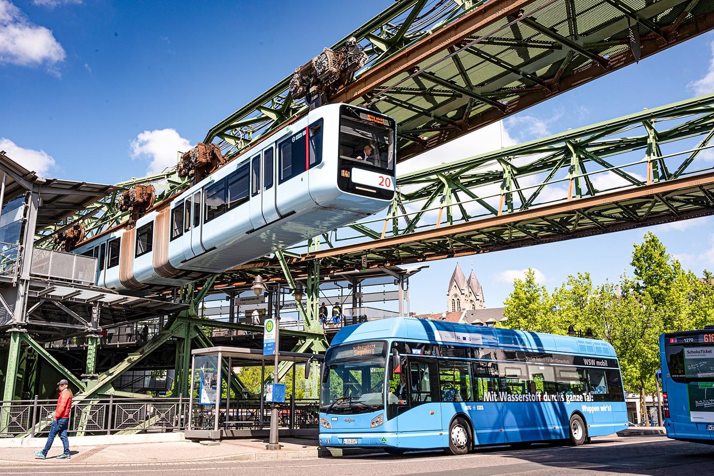 Die Wuppertaler Stadtwerke setzen neben der Schwebebahn auch auf moderne Wasserstoffbusse.