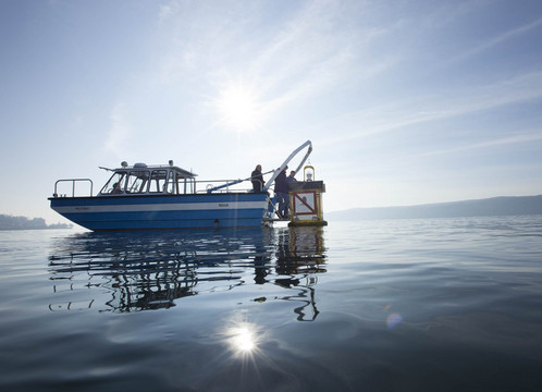 Probenahme von einem Boot aus auf einem Oberflächengewässer