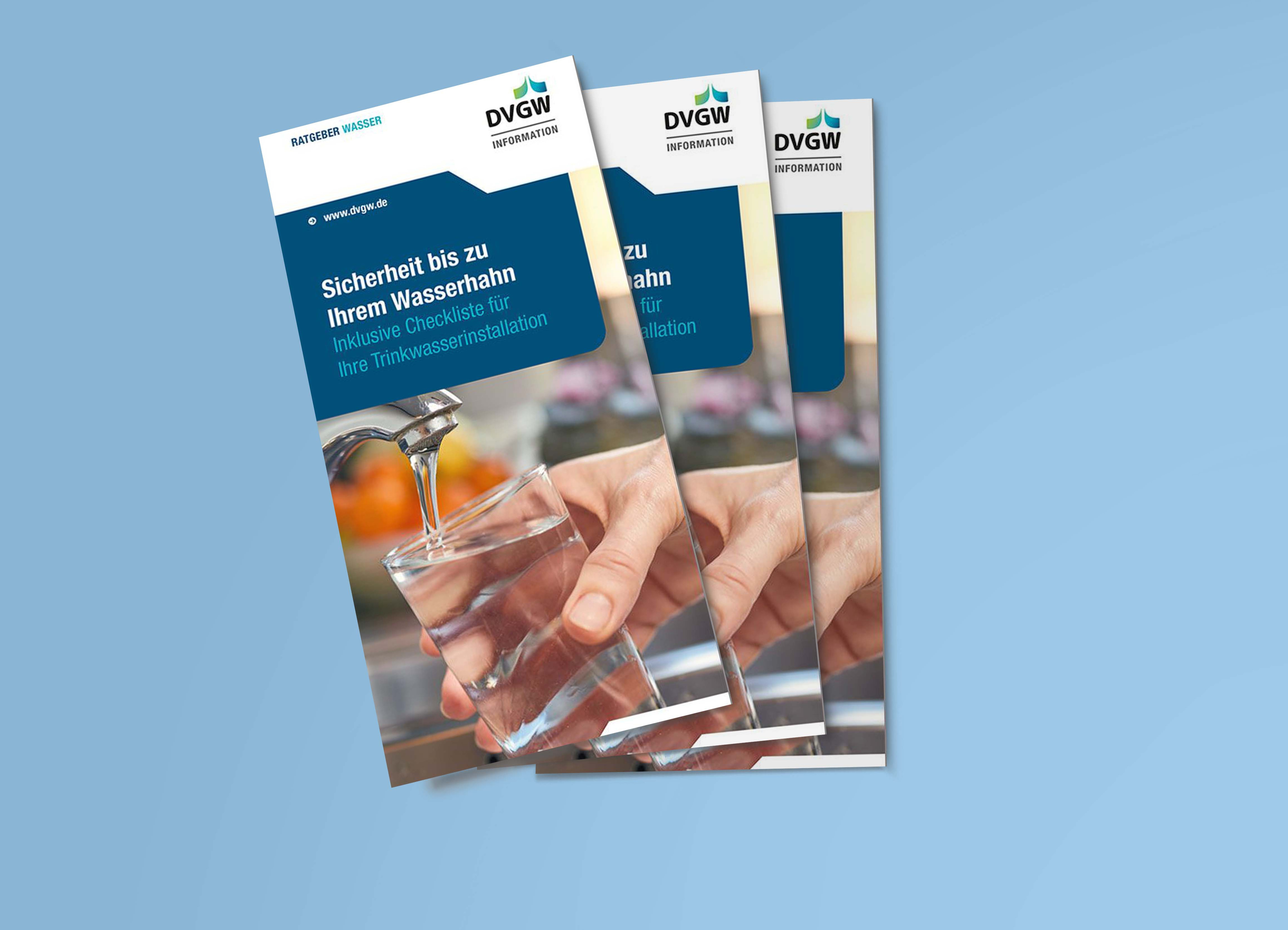 Drei Flyer liegen fächerartig übereinander, im Bild ist eine Hand zu sehen, die ein Glas unter den Strahl eines Wasserhahns hält