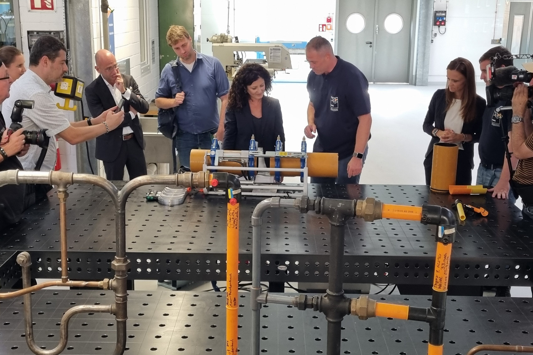 Berliner Senatorin Kiziltepe beim PE-Schweißen im neuen Ausbildungszentrum der GASAG-Gruppe.