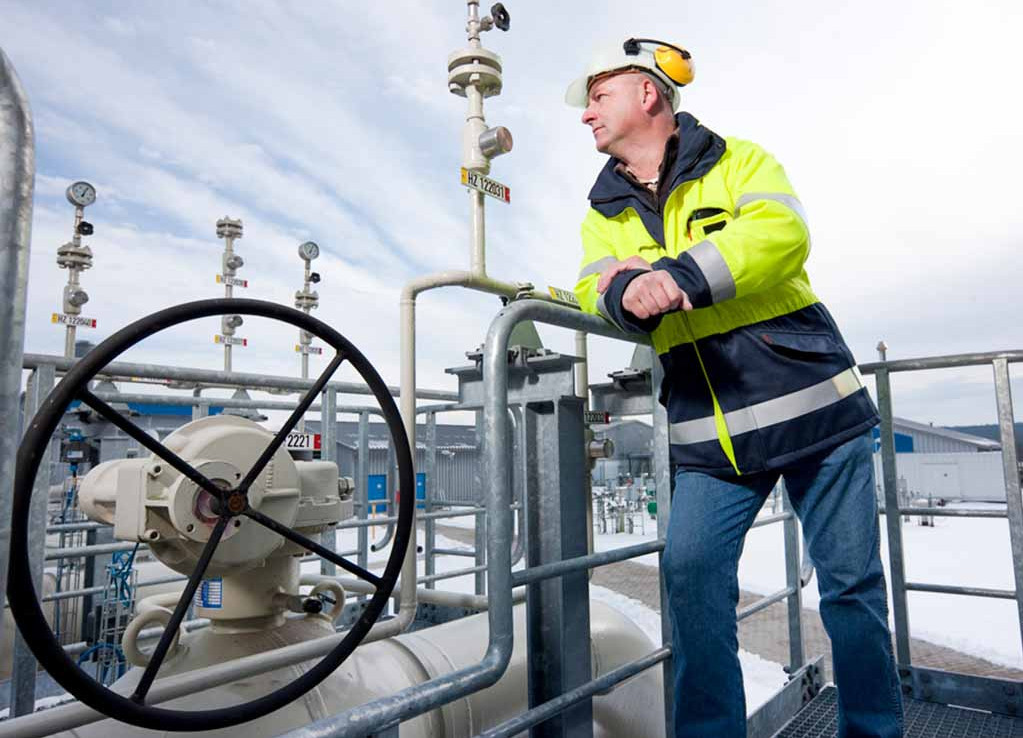 Ein Mitarbeiter einer Verdichterstation in Oberbayern beim täglichen Kontrollgang mit Sicherheitsprüfung.