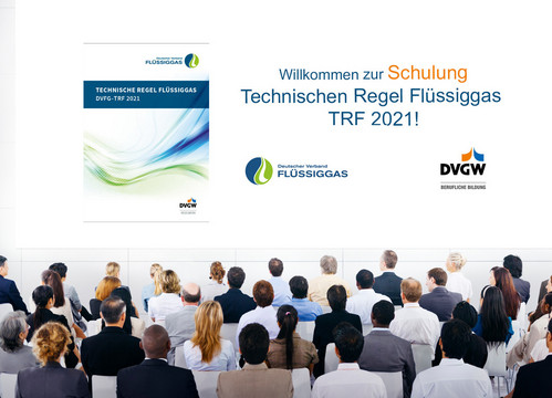 Seminarteilnehmer sehen auf einer Leinwand die Begrüßung zu einer Schulung zur neuen TRF 2021 durch DVGW und DVFG