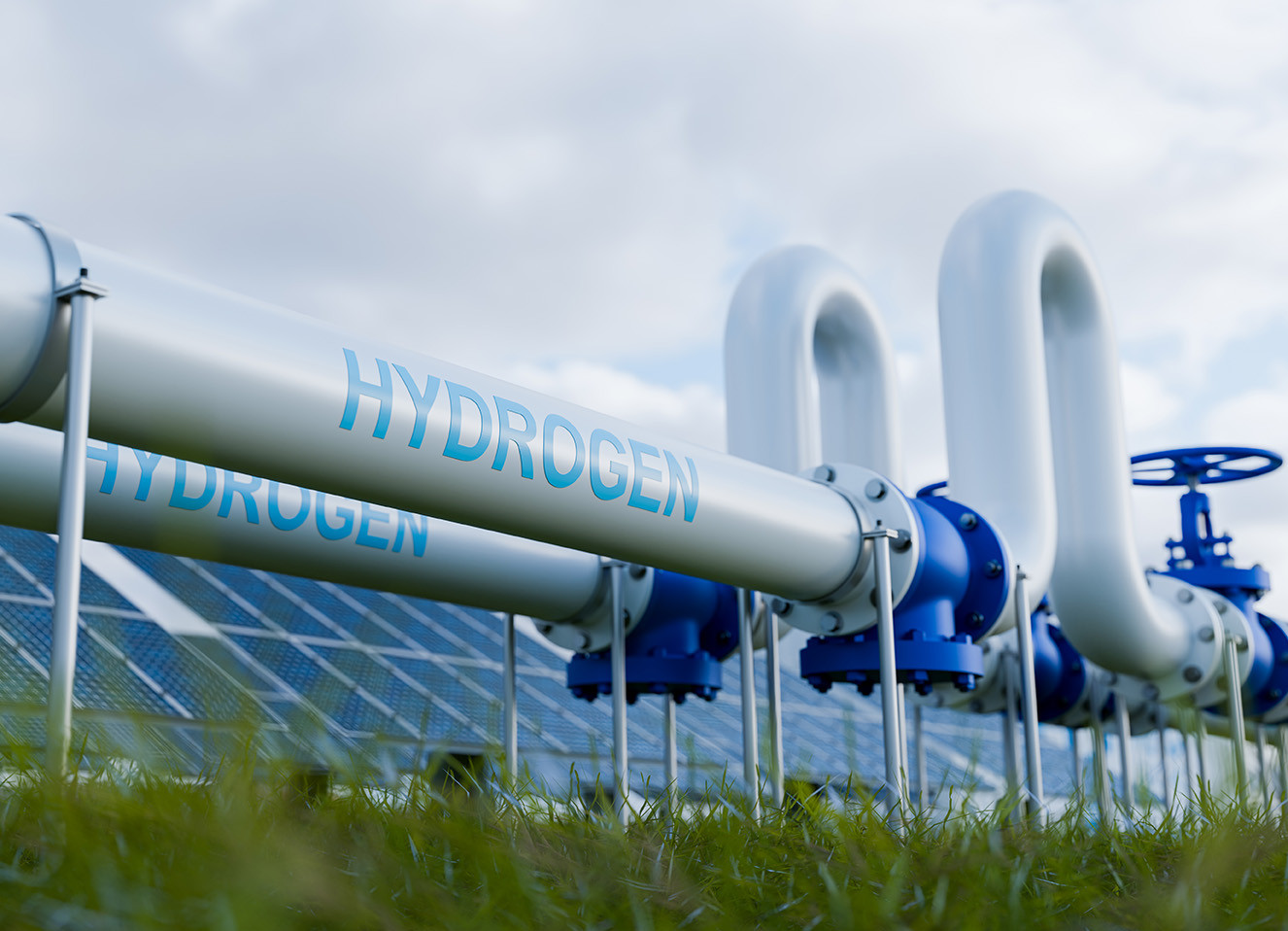 Zwei große weiße Wasserstoffrohre liegen vor großen Solaranlagen Zwei große weiße Wasserstoffrohre liegen vor großen Solaranlagen
