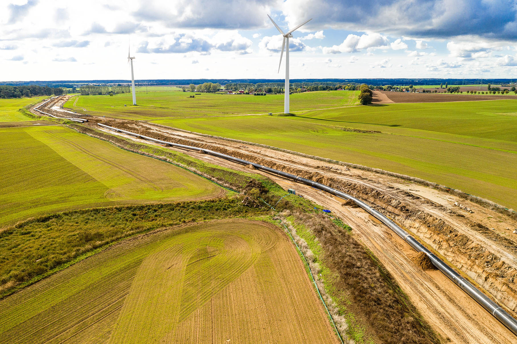 Enorme Leitungen transportieren das Gas sicher über weite Strecke.