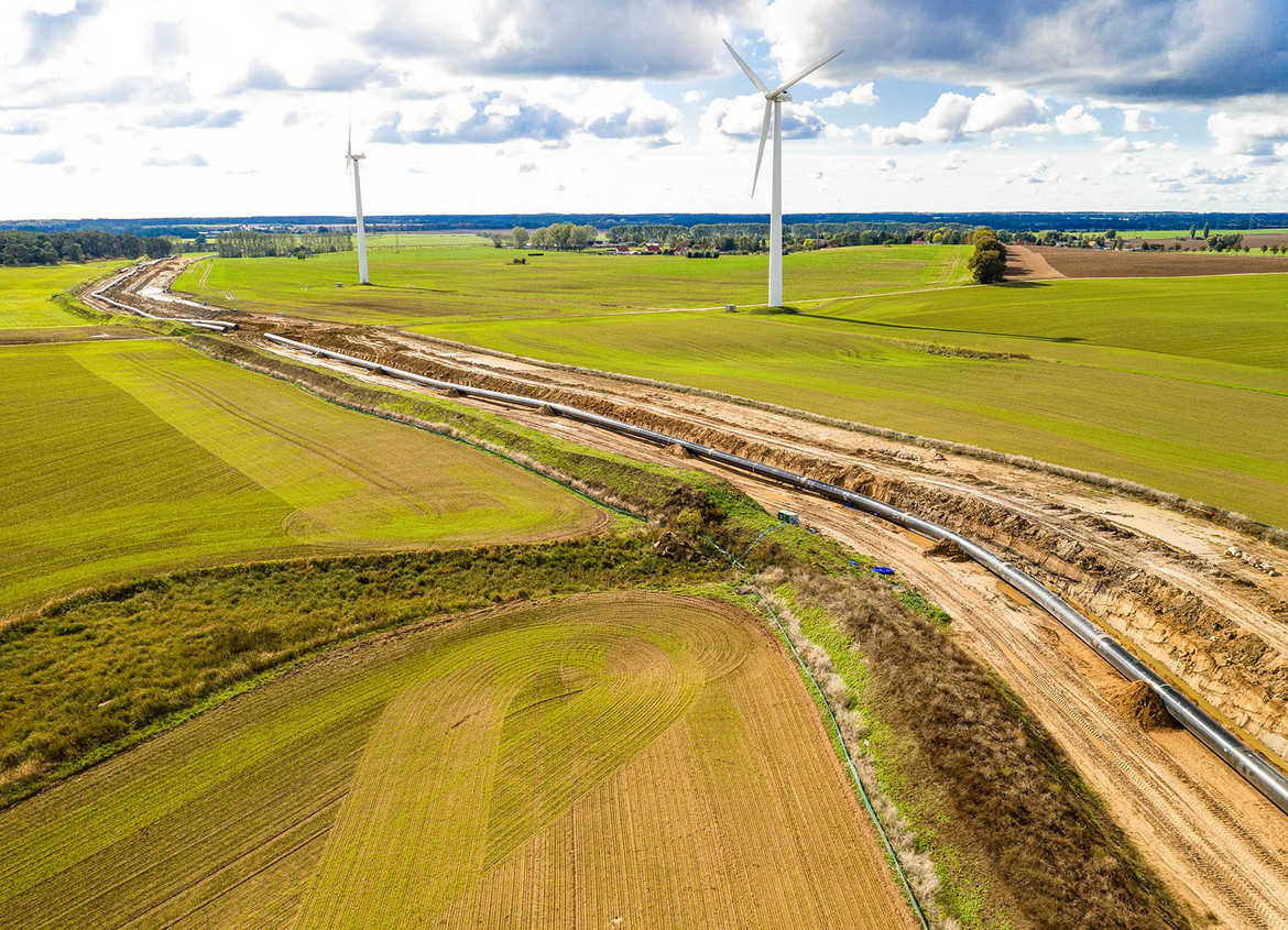 Enorme Leitungen transportieren das Gas sicher über weite Strecke.