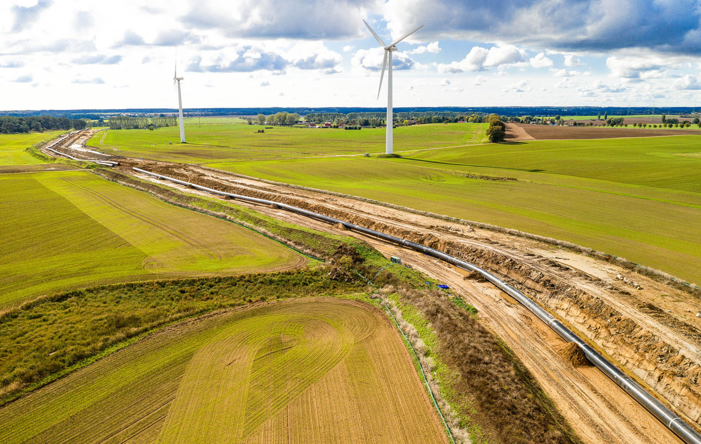 Enorme Leitungen transportieren das Gas sicher über weite Strecke.