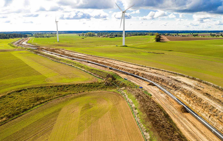 Enorme Leitungen transportieren das Gas sicher über weite Strecke.
