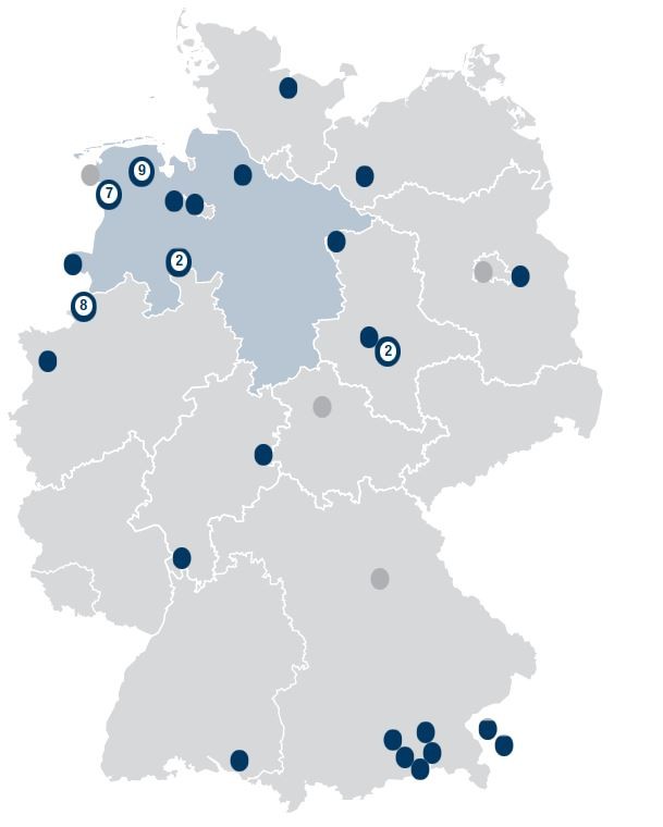 Deutschlandkarte in grau mit Grenzzeichnungen der Bundesländer. Blaue Kreise mit darinstehenden Ziffern zeigen Gasspeicherorte und Anzahl der Gasspeicher an diesem Ort.