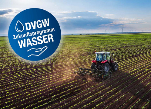 Traktor bearbeitet das Feld - Lösungen für Konflikte zwischen Landwirtschaft und Wasserversorgung gesucht