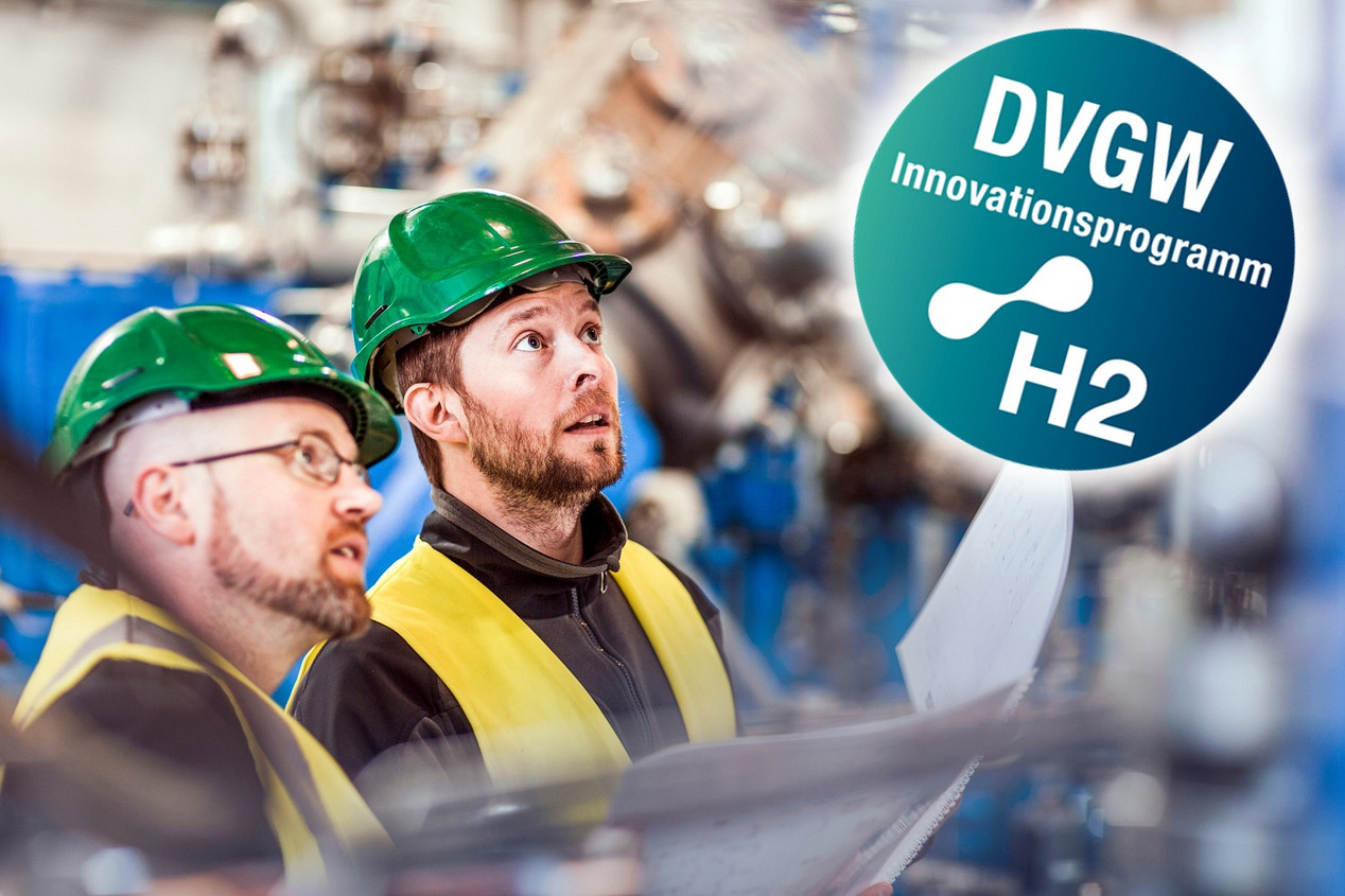 Zwei Ingenieure begutachten eine Industrieanlage