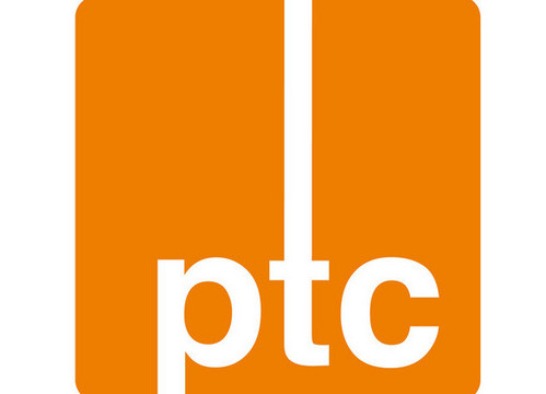 Drei kleingeschriebene weiße Buchstaben ptc auf orangefarbenem Hintergrund. Der Längsstrich des "t" ist extrem nach oben bis an den Rand des quadratischen Logos verlängert. 