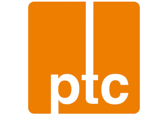Drei kleingeschriebene weiße Buchstaben ptc auf orangefarbenem Hintergrund. Der Längsstrich des "t" ist extrem nach oben bis an den Rand des quadratischen Logos verlängert. 