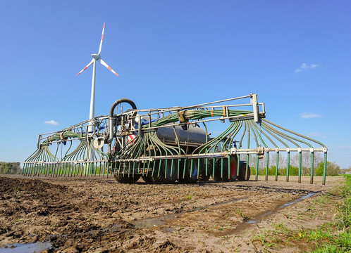 Düngerausbringung auf einem Feld mit Schleppschlauch-Verfahren