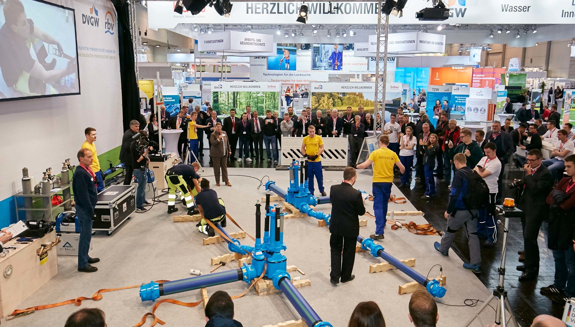 Totale auf Wettkampfplatz: Zwei Teams bauen Wasserrohrleitungen auf