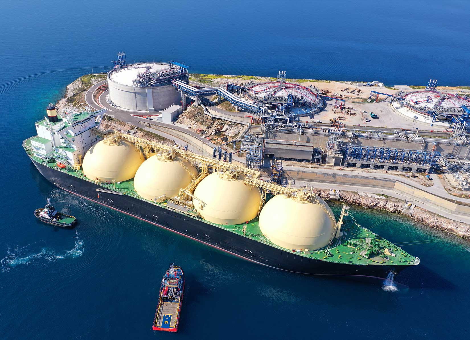 Luftaufnahme eines LNG-Tankers an einem Hafen