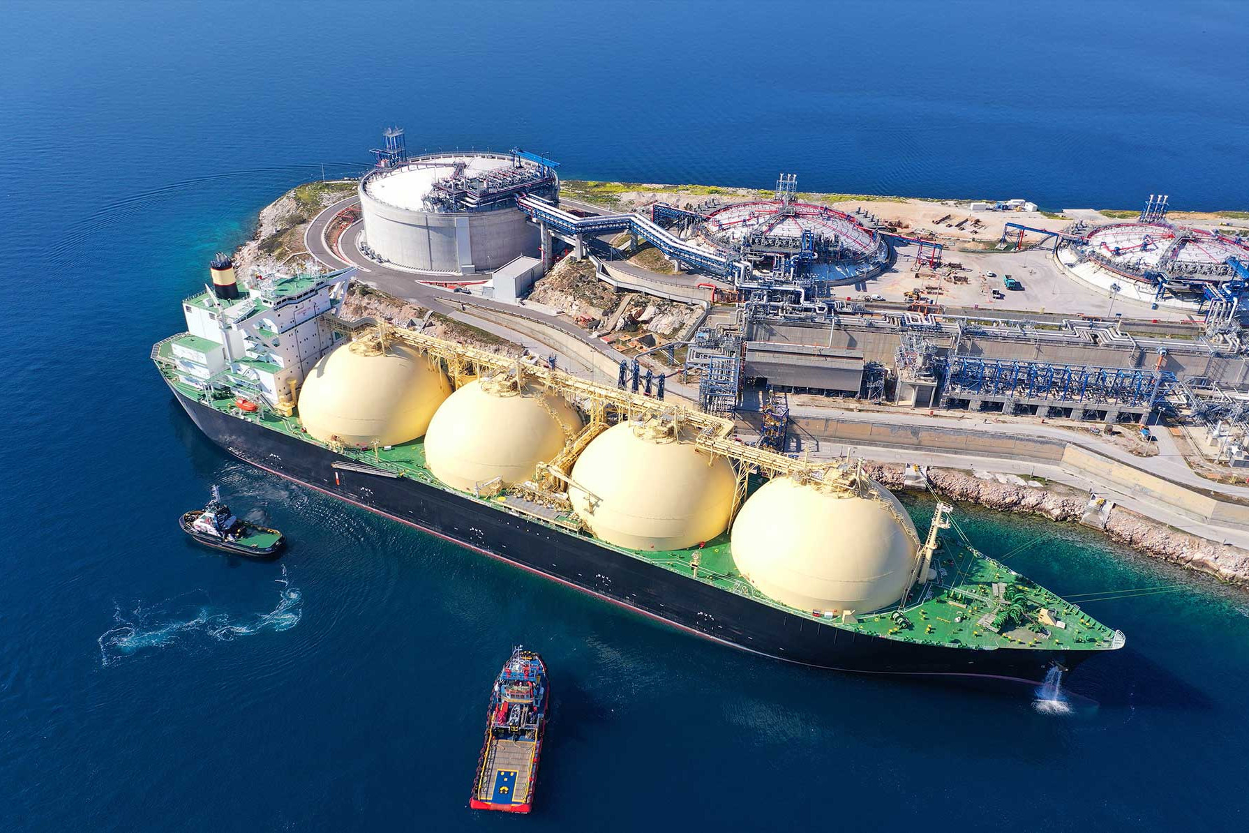 Luftaufnahme eines LNG-Tankers an einem Hafen