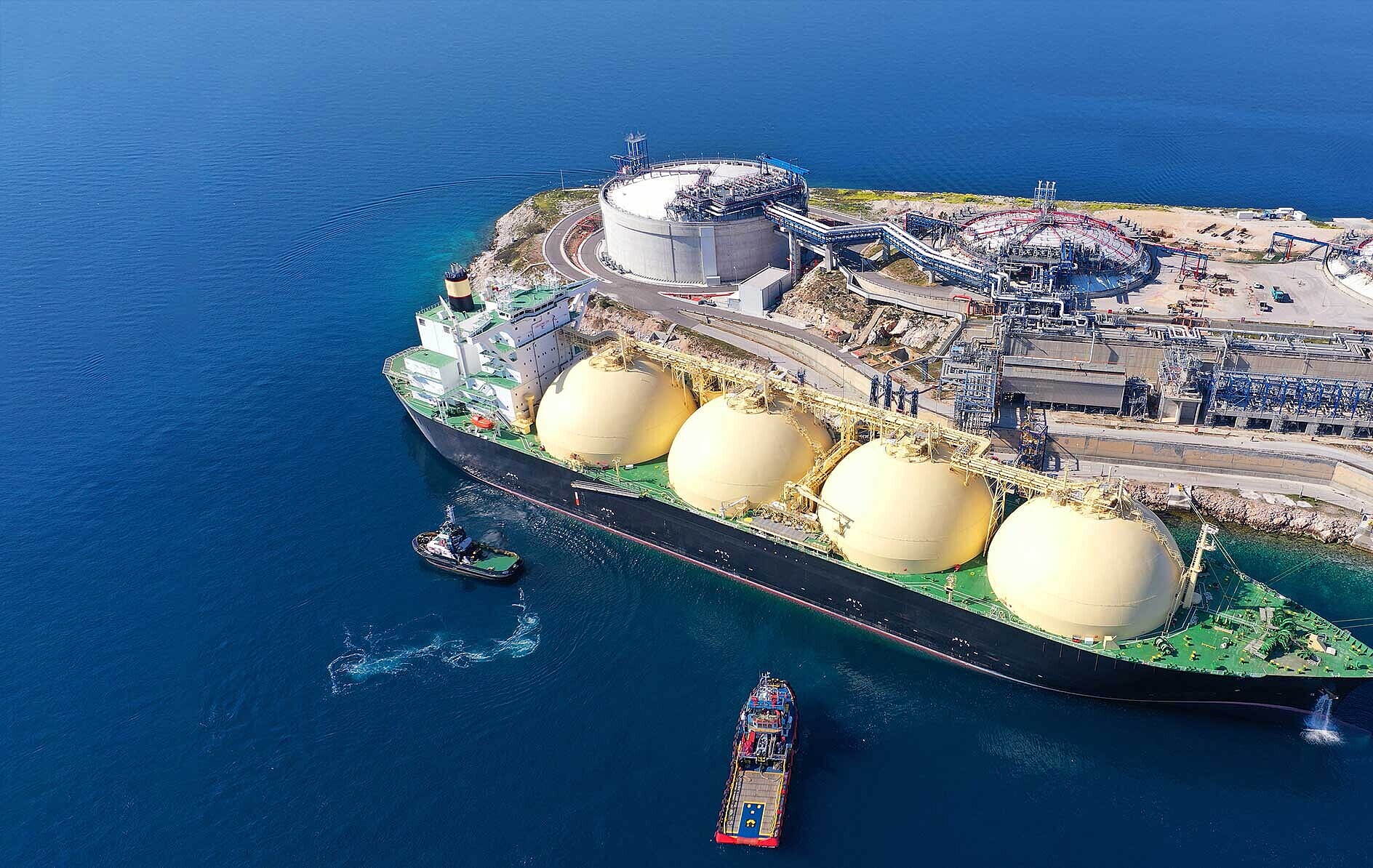 Luftaufnahme eines LNG-Tankers an einem Hafen