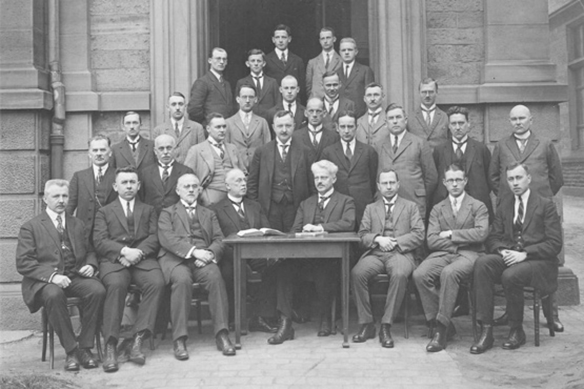 Absolventen des Gaskurses 1925 mit dem Leiter des Gasinstituts Karlsruhe, Dr. Karl Bunte.