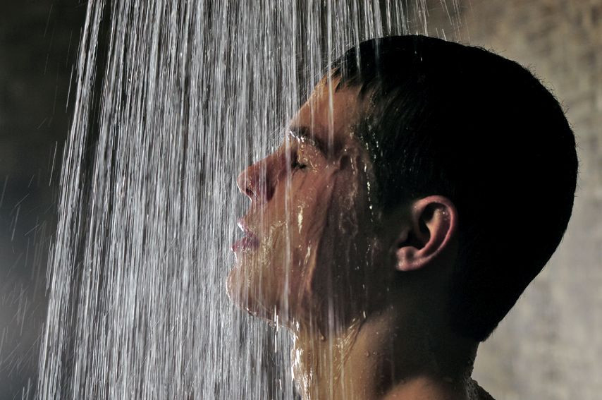 Junge unter der Dusche