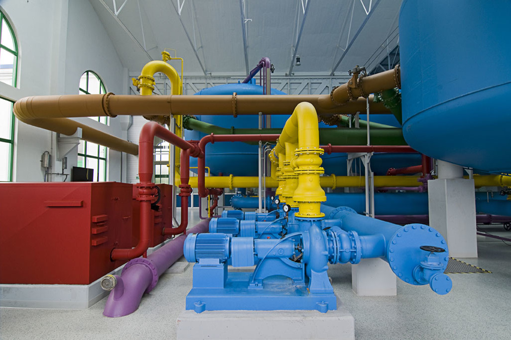 Druckfilteranlage mit roten, gelben und blauen Rohren und Ventilen