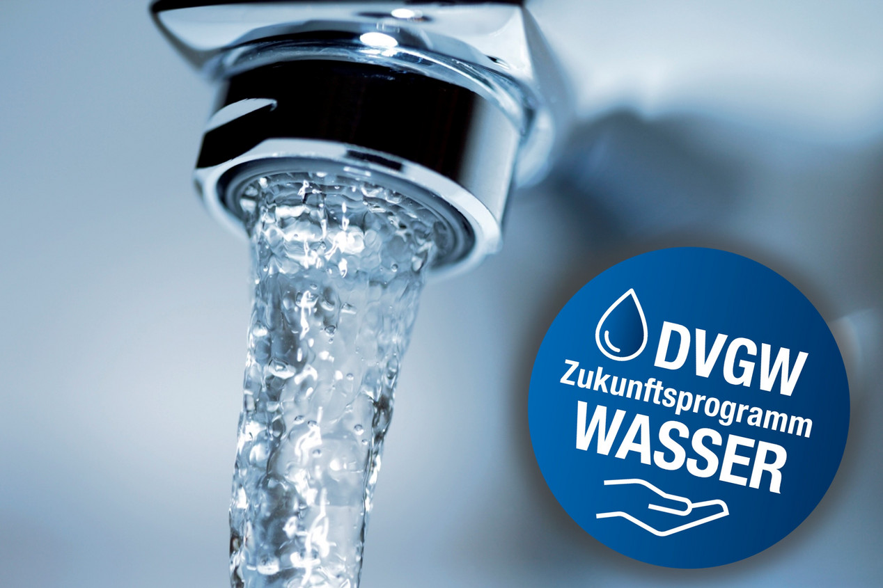 Wasser läuft aus Wasserhahn mit der Frage, wie sich der Wasserbedarf durch den Klimawandel verändert