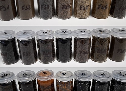 Glasbehälter mit im Projekt untersuchten Filtersandproben unterschiedlicher Zusammensetzung und Farben
