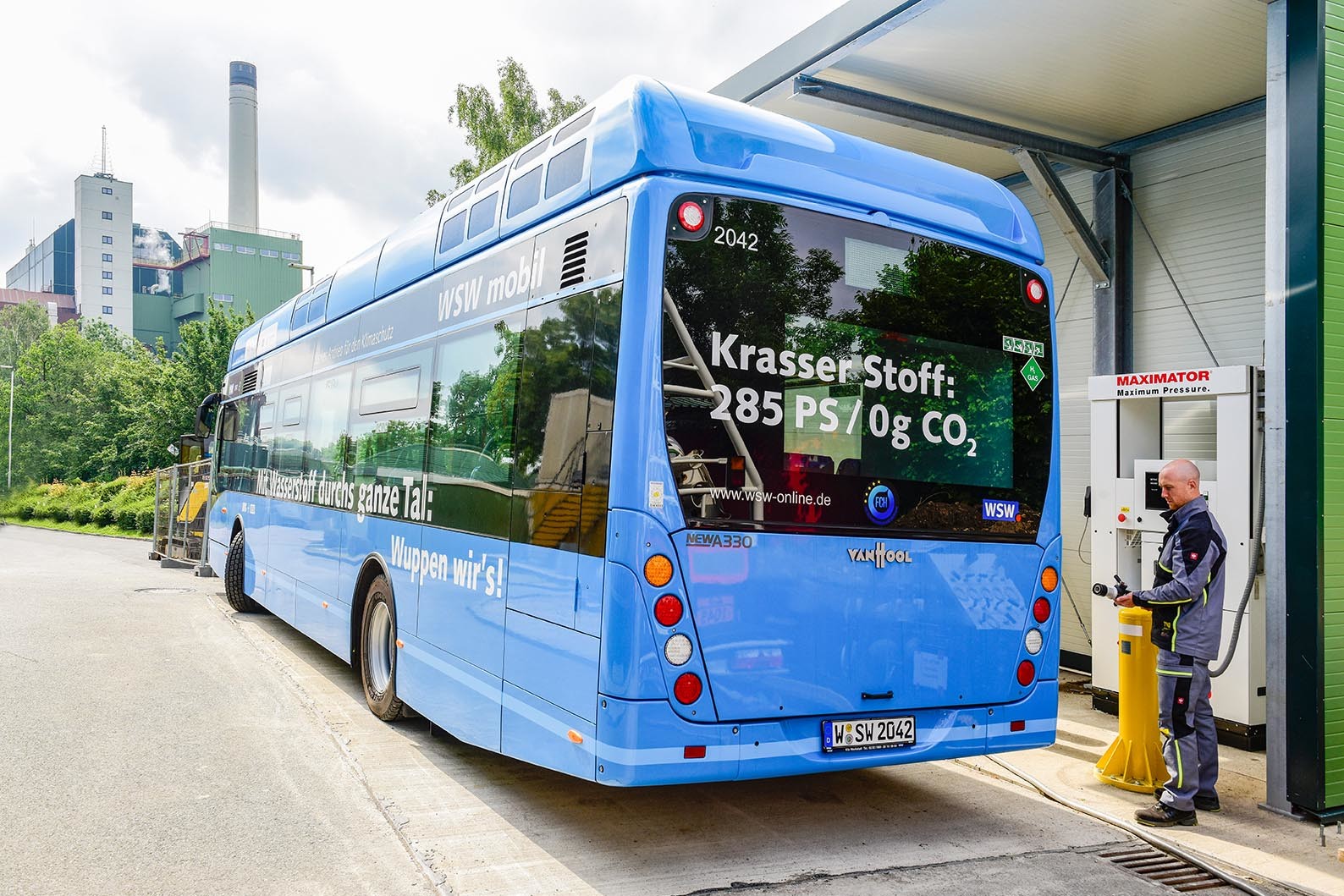 Der Brennstoffzellen-Bus in Wuppertal tankt Wasserstoff aus dem Müllheizkraftwerk