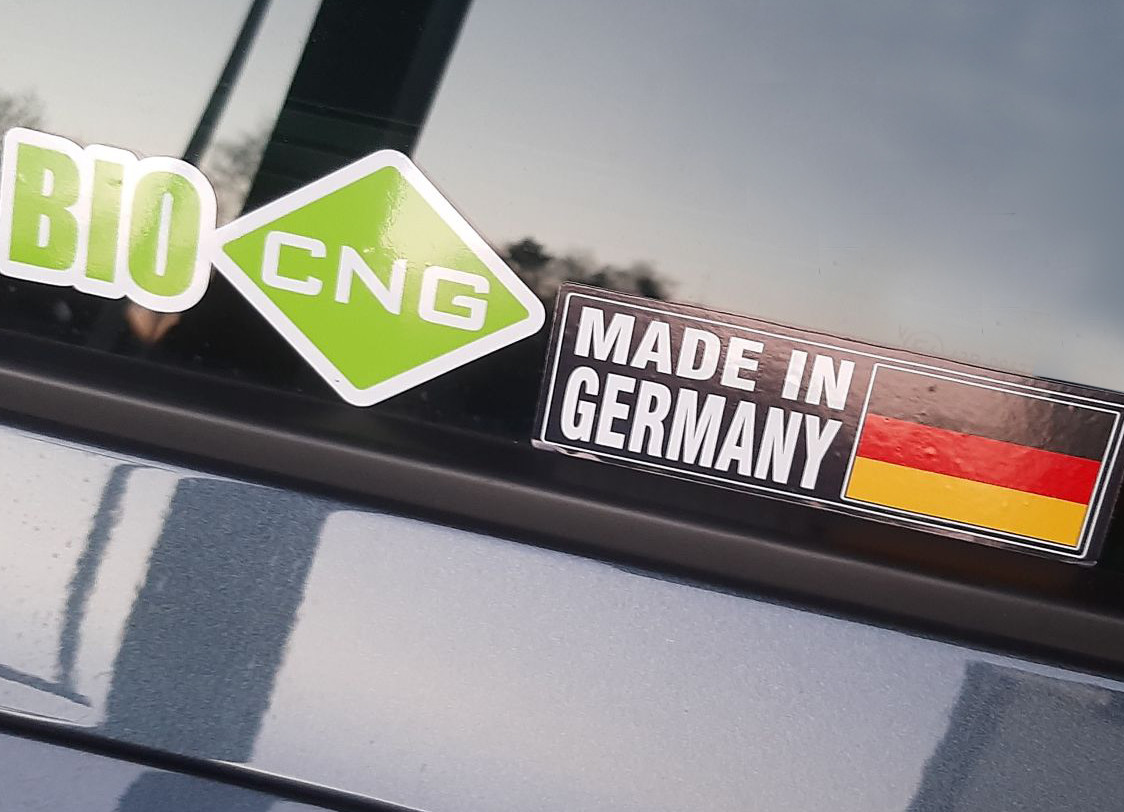 Aufkleber mit den Worten: "Bio-CNG" und "Made in Germany"