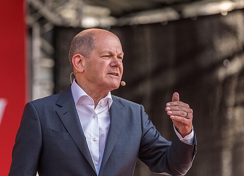 Bundeskanzler Scholz im grauen Anzug mit weißem Hemd hält eine Rede (Wahlkampf NRW 2022)