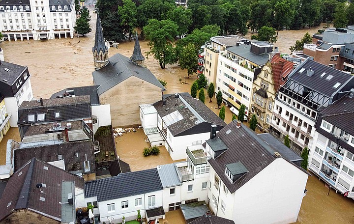 Luftaufnahme einer überfluteten Ortschaft