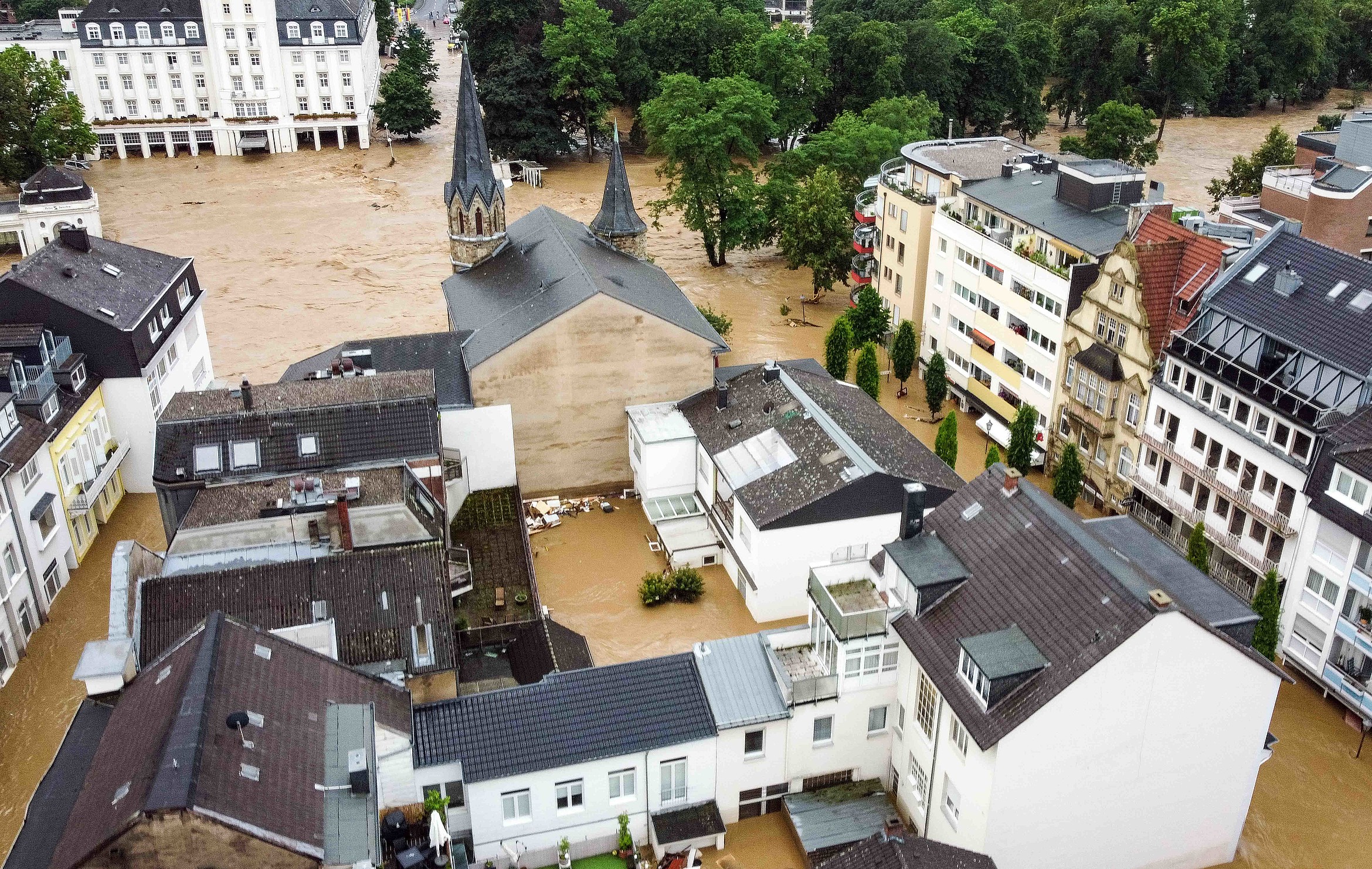 Luftaufnahme einer überfluteten Ortschaft