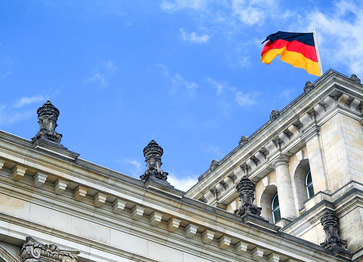 Reichstagsgebäude mit Deutschlandflagge