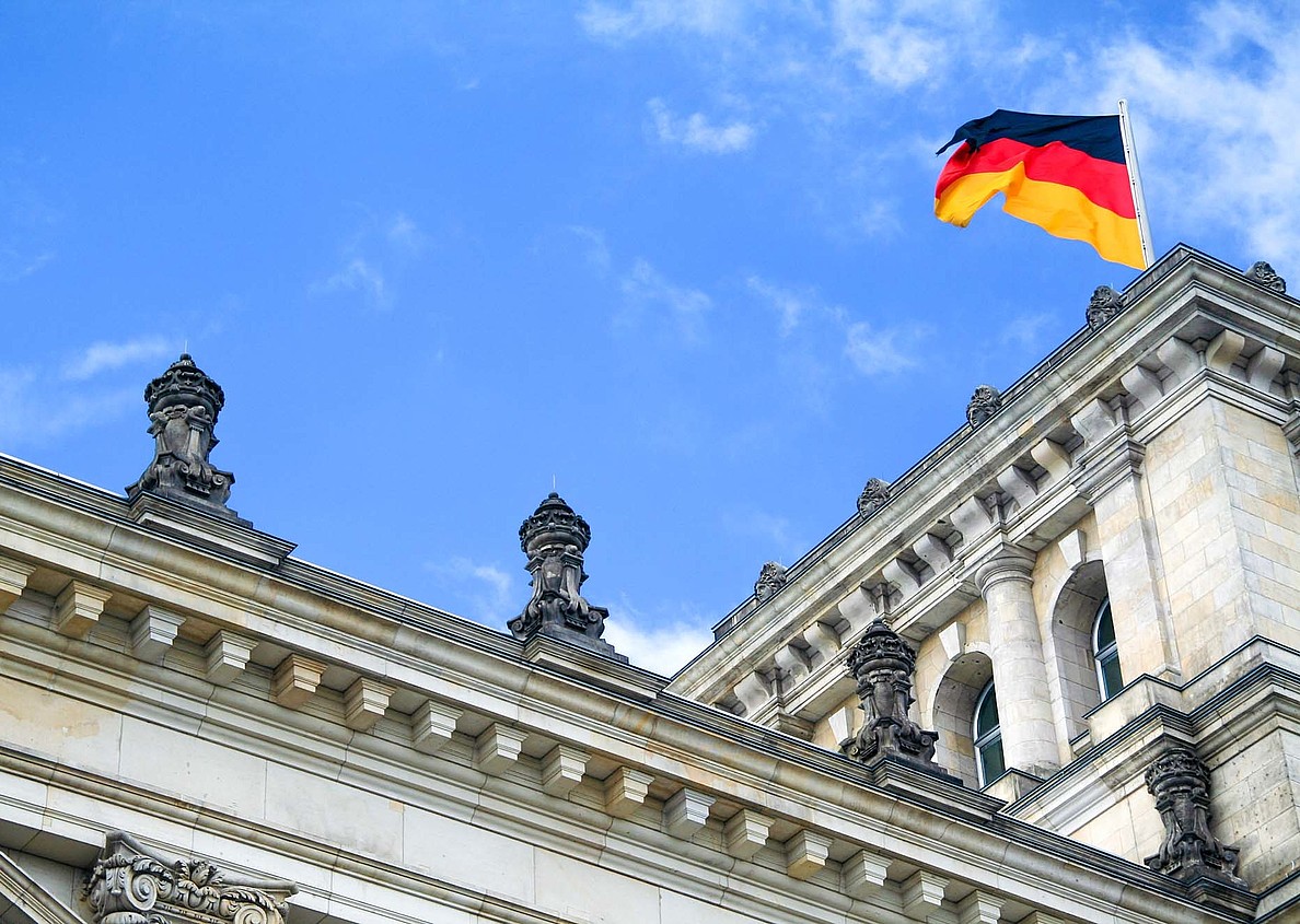 Reichstagsgebäude mit Deutschlandflagge