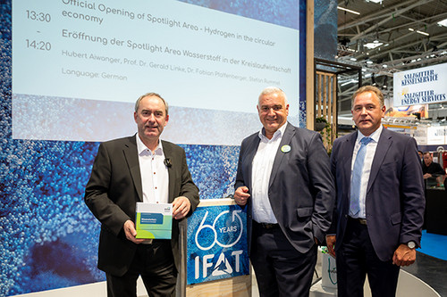 DVGW-Präsident Höhler (Mitte) und Vorstandsvorsitzender Prof. Dr. Gerald Linke (rechts) begrüßen den bayerischen Wirtschaftsminister Hubert Aiwanger auf der Spotlight Area im Rahmen der IFAT Munich 2026