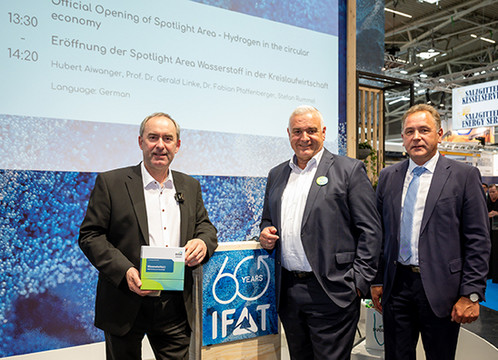 DVGW-Präsident Höhler (Mitte) und Vorstandsvorsitzender Prof. Dr. Gerald Linke (rechts) begrüßen den bayerischen Wirtschaftsminister Hubert Aiwanger auf der Spotlight Area im Rahmen der IFAT Munich 2026