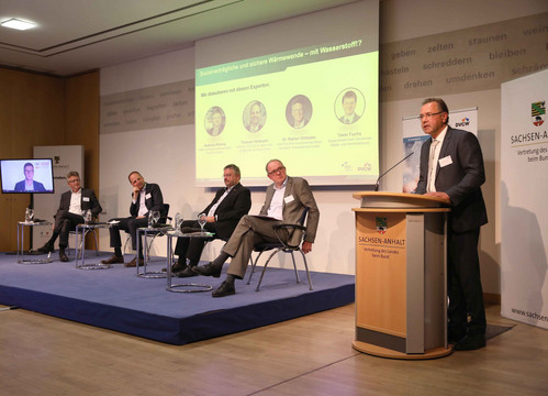 DVGW-Vorstandsvorsitzender Prof. Gerald Linke (r.) beim Parlamentarischen Abend in der Landesvertretung von Sachsen-Anhalt. Teilnehmer einer Podiumsdiskussion waren Vertreter aus Wirtschaft und Politik, darunter die Bundestagsabgeordneten Andreas Rimkus (SPD) und Thomas Heilmann (CDU).